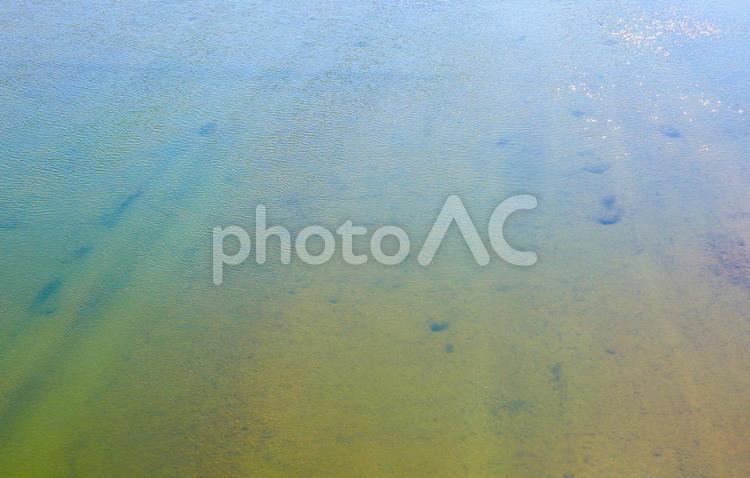 上空から撮影した川の水面 川,川面,水遊びの写真素材