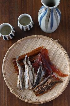 珍味盛り合せ(4種)と日本酒 珍味盛り合せ(4種)と日本酒 鮭とば,とば,冬葉の写真素材