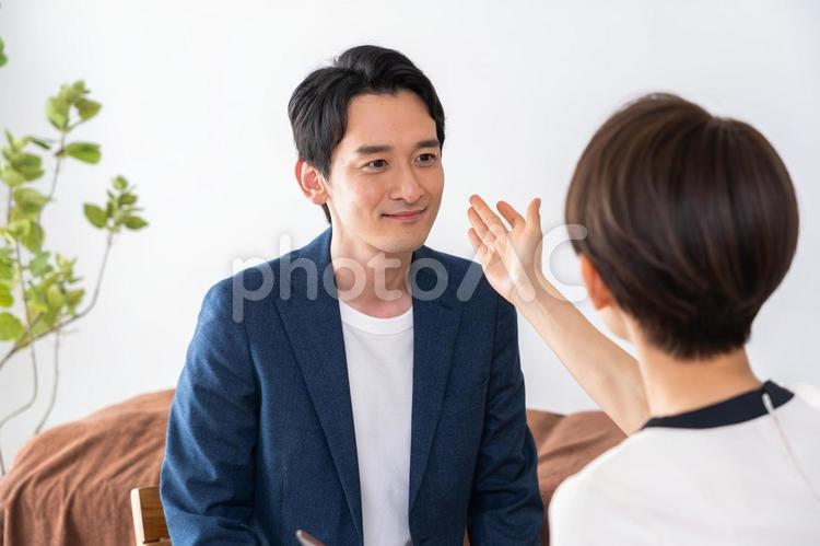カウンセリングを受ける男性 カウンセラー,カウンセリング,女性の写真素材