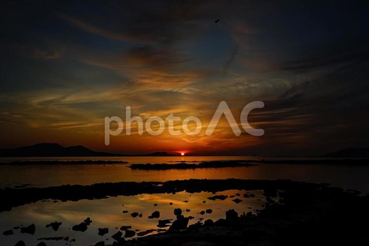 ＜五島＞夜明けのさんさん富江キャンプ村 リフレクション,鬼岳,空の写真素材