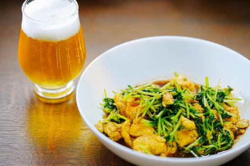 ビールと豆苗の炒め物 ビールと豆苗の炒め物 食事,食卓,晩酌の写真素材
