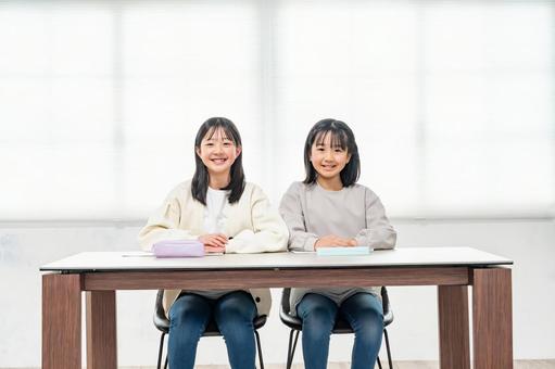 勉強をする女の子 勉強をする女の子 勉強,学習,生徒の写真素材