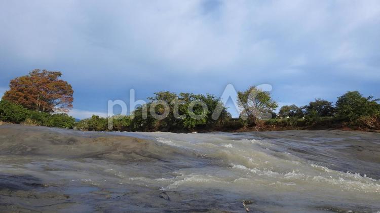 台風で流れが一変した川 風景,川,増水の写真素材