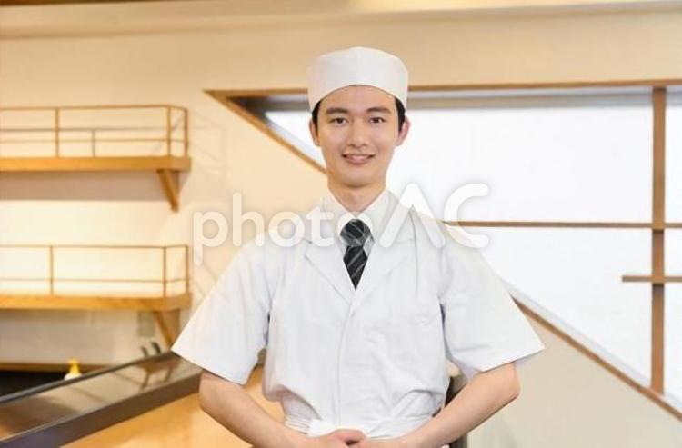 店内で微笑む和食の料理人 料理人,調理師,和食の写真素材