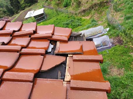 割れた瓦 割れた瓦 瓦,屋根,瓦屋根の写真素材