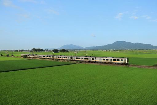 田園風景と電車と山並み 田園風景と電車と山並み 電車,水田,田んぼの写真素材