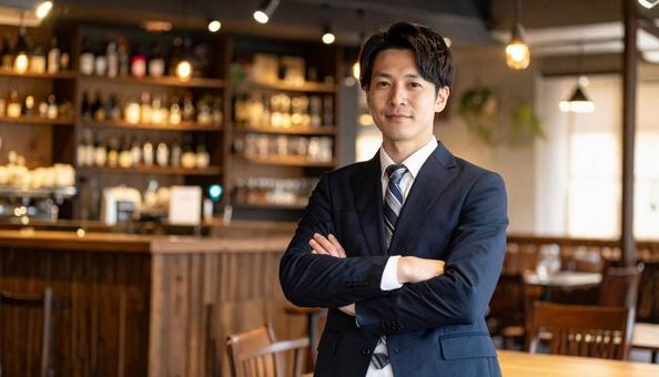 腕組みをするビジネスパーソンの写真