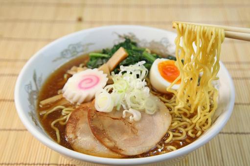 醬油ラーメン 醬油ラーメンの写真