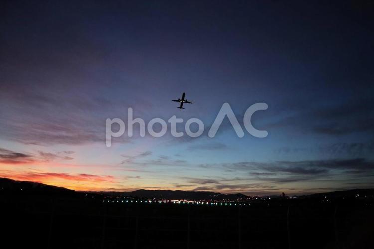 飛行機と夜景（伊丹空港） 夜景,飛行機,風景の写真素材