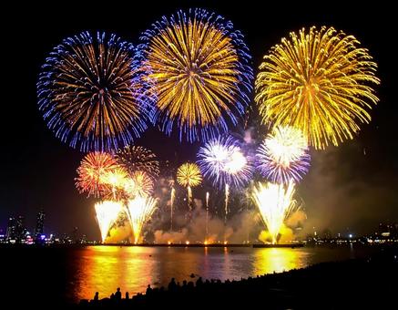 水面に映る花火が夜空と水面を彩る夏の夜 水面に映る花火が夜空と水面を彩る夏の夜の写真