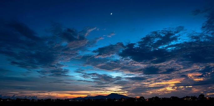 青とオレンジに染まる、美しい夕焼けの空 青とオレンジに染まる、美しい夕焼けの空の写真