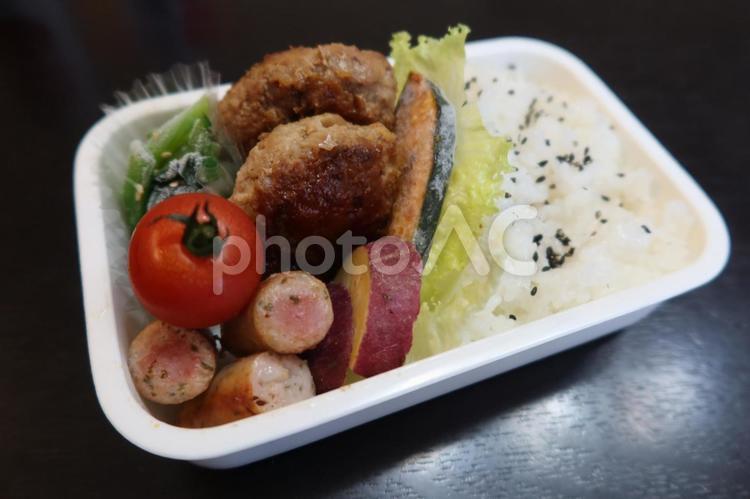 ハンバーグとウインナーのお弁当 お弁当,ランチ,ハンバーグの写真素材