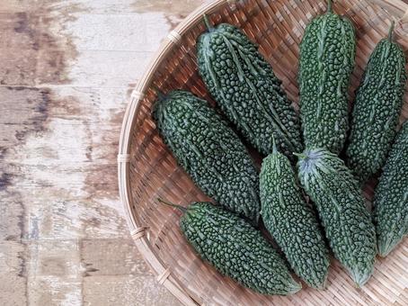 採れたて夏野菜ゴーヤのザル盛_2 採れたて夏野菜ゴーヤのザル盛_2の写真