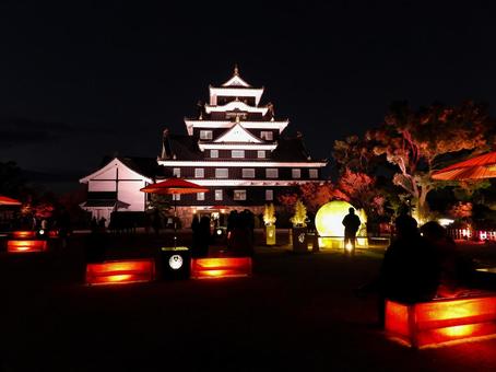 ライトアップされた岡山城天守閣 ライトアップされた岡山城天守閣の写真