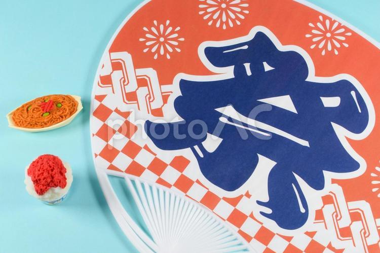 祭りのうちわと夏の小物で夏祭りのイメージ 夏祭り,祭り,かき氷の写真素材
