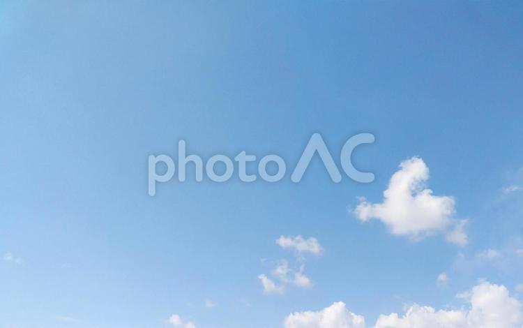 青空とぽっかりとした白い雲 青空,背景,すっきりの写真素材