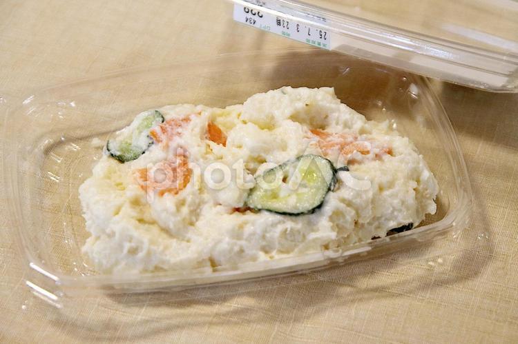 総菜のポテトサラダ（白っぽい背景） ポテサラ,総菜,ポテトサラダの写真素材