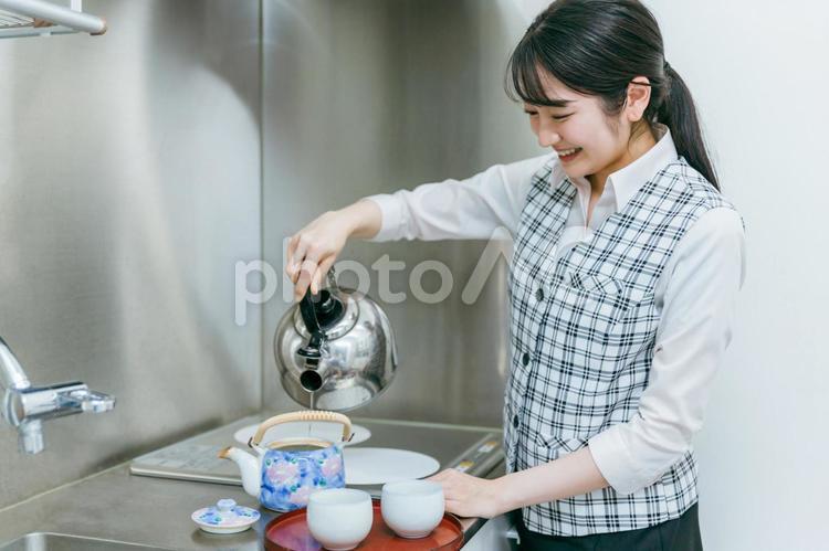 お茶をくむ会社員の女性 給湯室,お茶くみ,お茶当番の写真素材