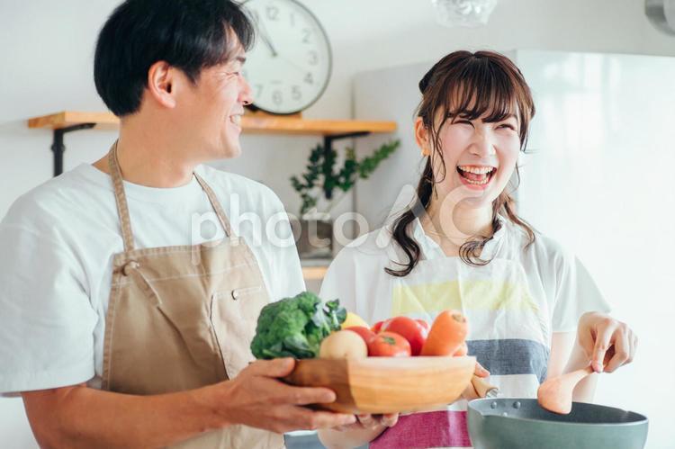 一緒に料理を作る男女（夫婦） 夫婦,料理,キッチンの写真素材