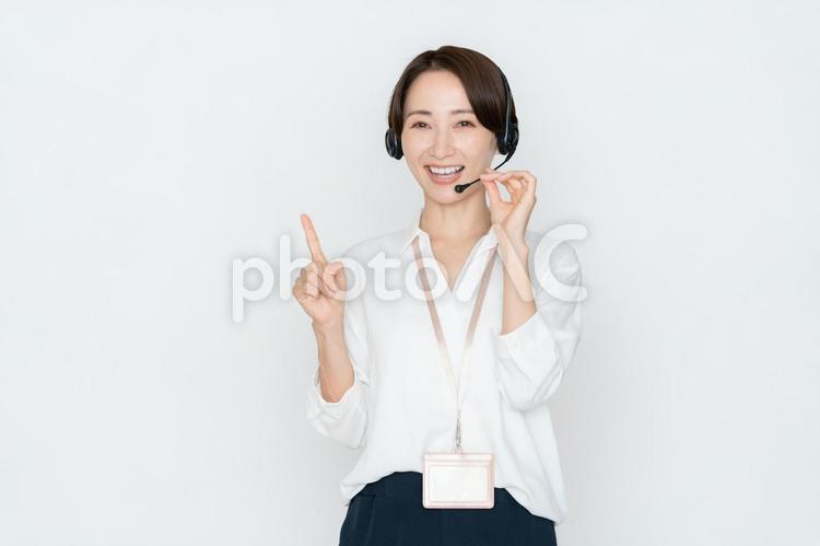 白バックのミドルのビジネスウーマン オペレーター,コールセンター,ビジネスの写真素材