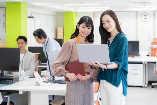 オフィスで働く男女のエンジニア オフィスで働く男女のエンジニア 会議,ビジネス,エンジニアの写真素材