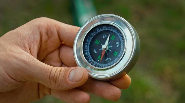 手に持たれたコンパス コンパス,持つ,顔なしの写真素材