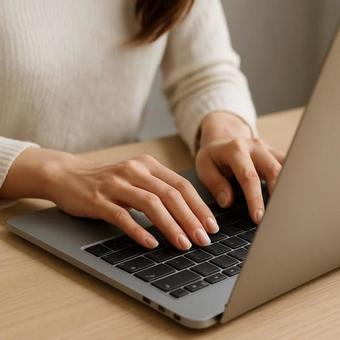 PC を使う女性の写真