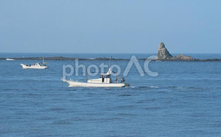 湘南海岸烏帽子岩と釣り船漁船 烏帽子岩,湘南,茅ヶ崎の写真素材
