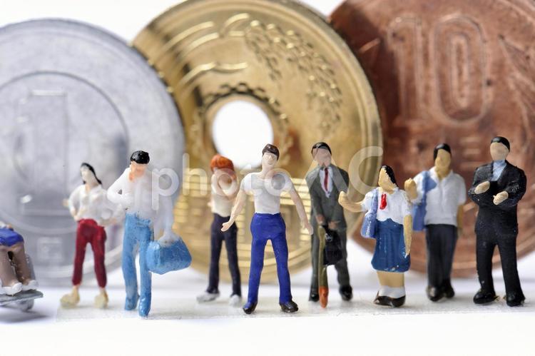 お金とミニチュアの人たち サラリーマン,男性,会社員の写真素材