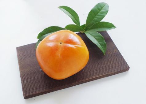 柿と緑の葉 かき 秋の味覚 木製の皿 柿と緑の葉 かき 秋の味覚 木製の皿 柿,果物,秋の味覚の写真素材