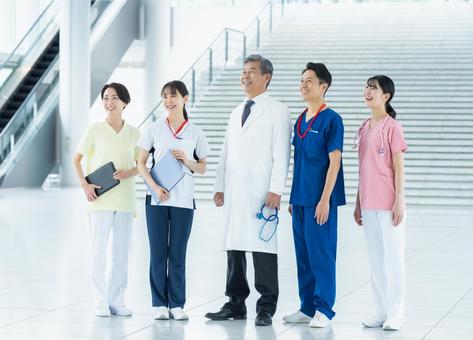 病院で働く医療スタッフ 医師,笑顔,医療スタッフの写真素材