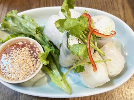 美味しそうなタイ料理の生春巻きとパクチー 生春巻き,パクチー,タイ料理の写真素材