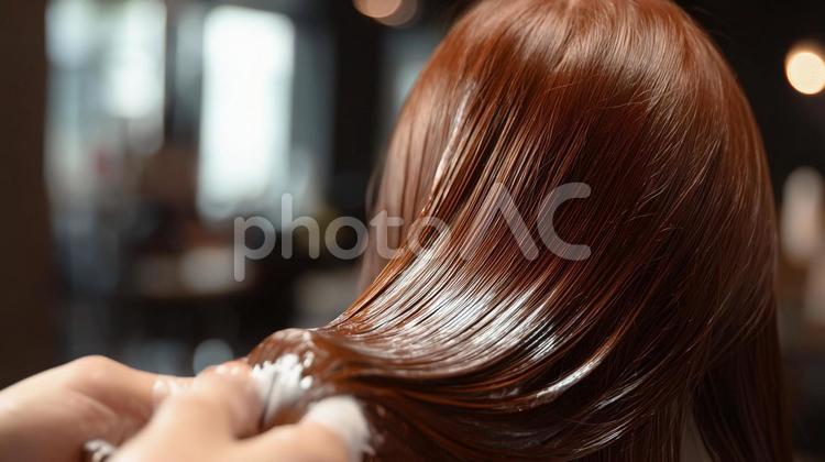 トリートメントを塗っている様子 ヘアサロン,トリートメント,美容室の写真素材