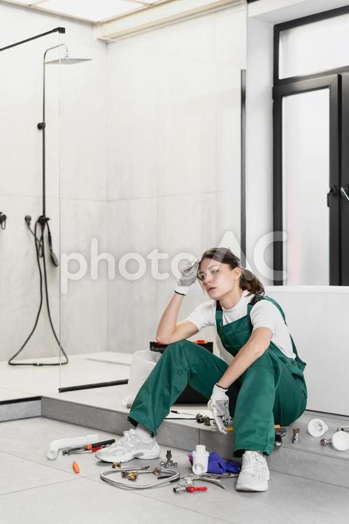 浴室で疲れた顔で座る女性 女性,疲れた,座るの写真素材