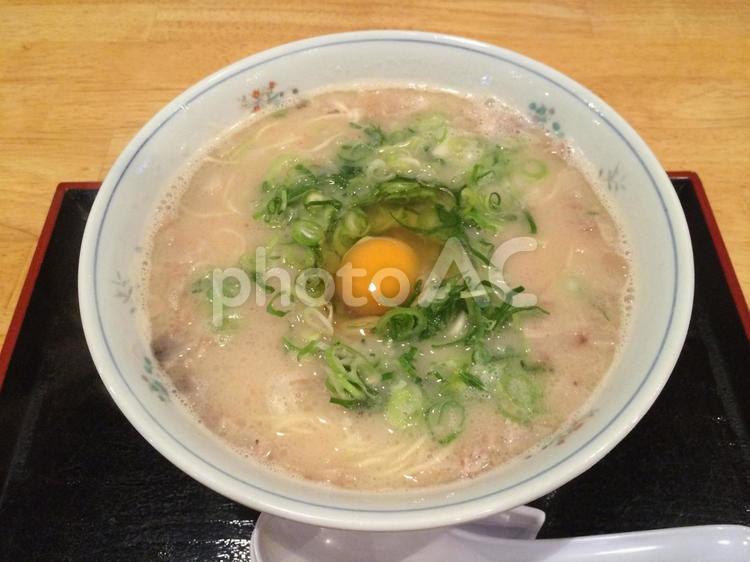 生卵を落としたクリーミーな豚骨ラーメン とっとき,ラーメン,生卵の写真素材