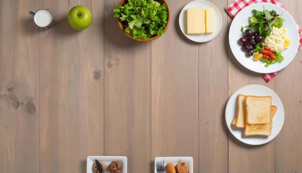 サラダと果物とパンの写真