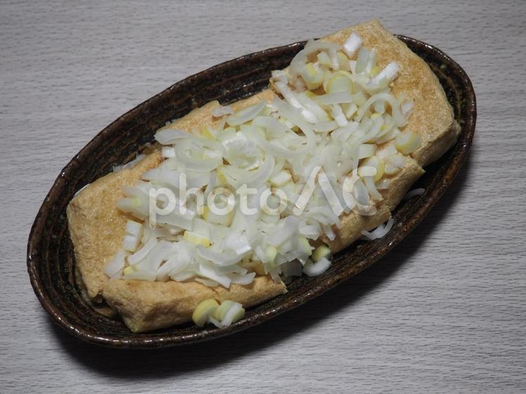 ご当地グルメ　栃尾油揚げ　ネギのせ② 油揚げ,栃尾揚げ,栃尾の油揚げの写真素材