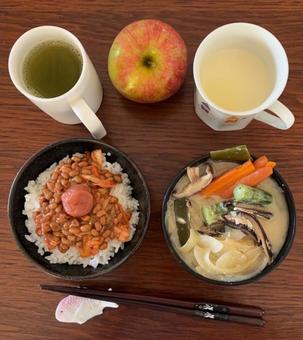 ご飯にキムチ納豆と紫蘇漬け梅干し等の朝食 ご飯にキムチ納豆と紫蘇漬け梅干し等の朝食 朝食,あきたこまち,ご飯の写真素材