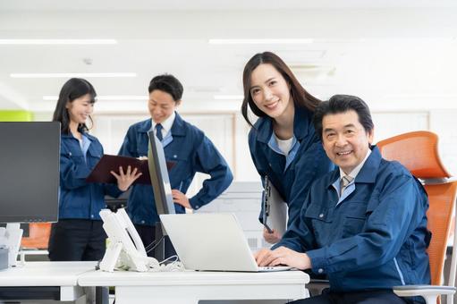 オフィスで働く作業服のエンジニア オフィスで働く作業服のエンジニア エンジニア,会議,不動産の写真素材