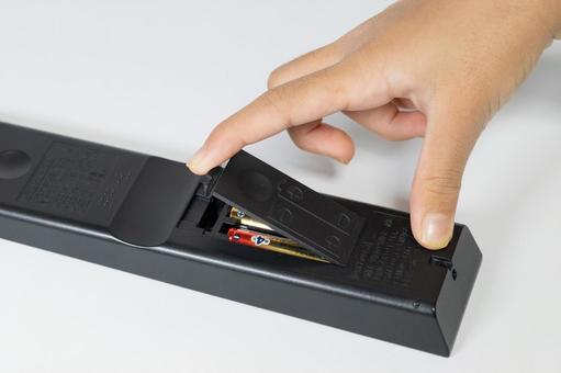 リモコンの電池蓋を閉める手 乾電池,交換,リモコンの写真素材