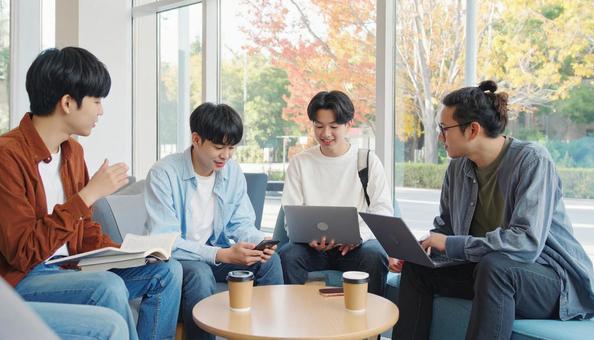 キャンパスライフを楽しむ大学生 キャンパスライフを楽しむ大学生の写真
