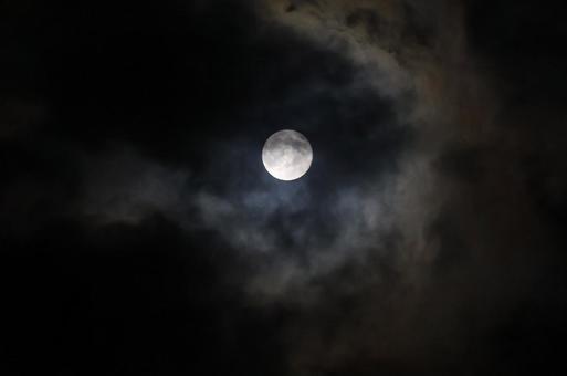 月夜 雲隠れ 月夜 雲隠れの写真