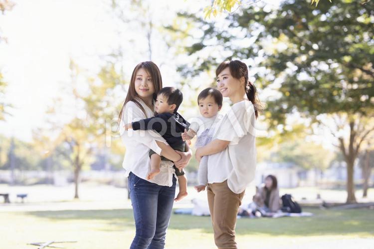 ママ友と子供 ママ友,赤ちゃん,公園の写真素材