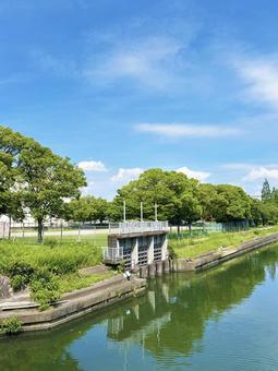 公園の川にある水門と青空 公園の川にある水門と青空 水門,空模様,空の写真素材