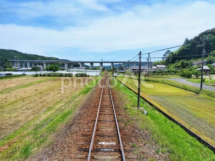 天浜線車窓から見る新東名高速　磐田市敷地 天竜浜名湖鉄道,天竜浜名湖線,天浜線の写真素材