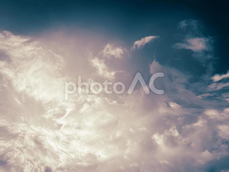 波のような雲 ハロ現象,日暈,神秘的の写真素材