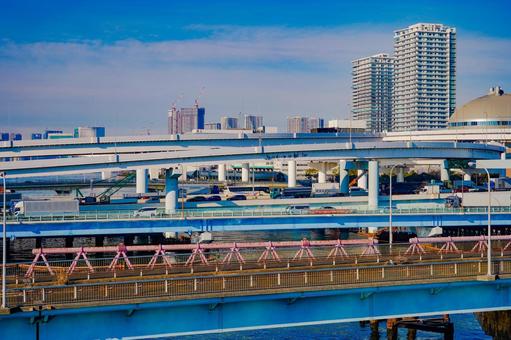 お台場の高速道路とビル群 お台場の高速道路とビル群の写真