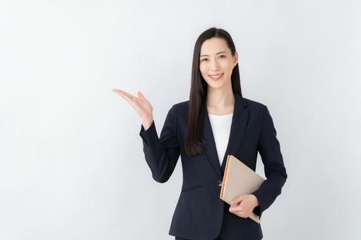 白バックの若いビジネスウーマン 白バックの若いビジネスウーマンの写真