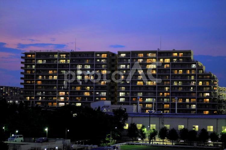 夕暮れのマンション マンション,夕景,夕方の写真素材