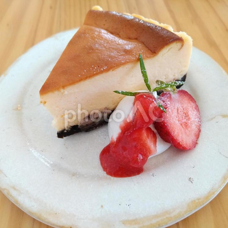 2層のベイクドチーズケーキ～イチゴ チーズケーキ,ケーキ,ベイクドチーズケーキの写真素材